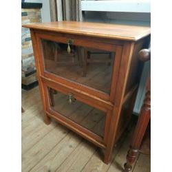 Prachtig, antiek, strak theekastje, vitrinekastje.