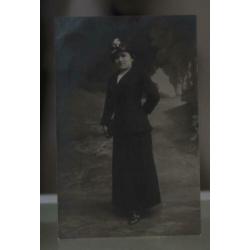 Antieke fotokaart W2 - Dame in zomerjapon met hoed.