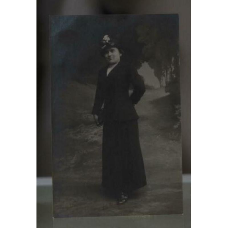 Antieke fotokaart W2 - Dame in zomerjapon met hoed.