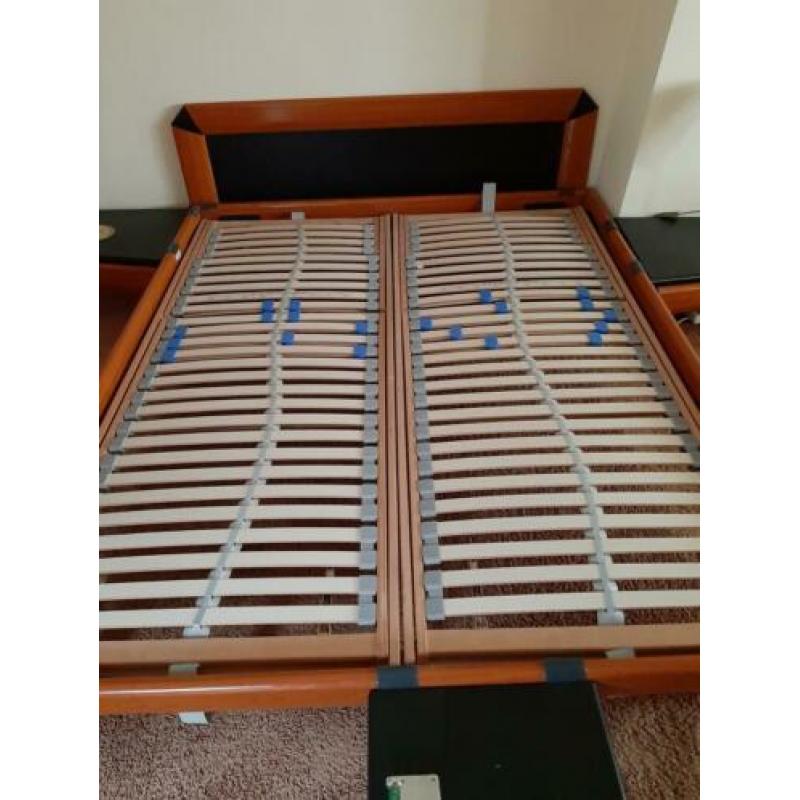 2 pers. bed incl verstelbare lattenbodems en nachtkastjes