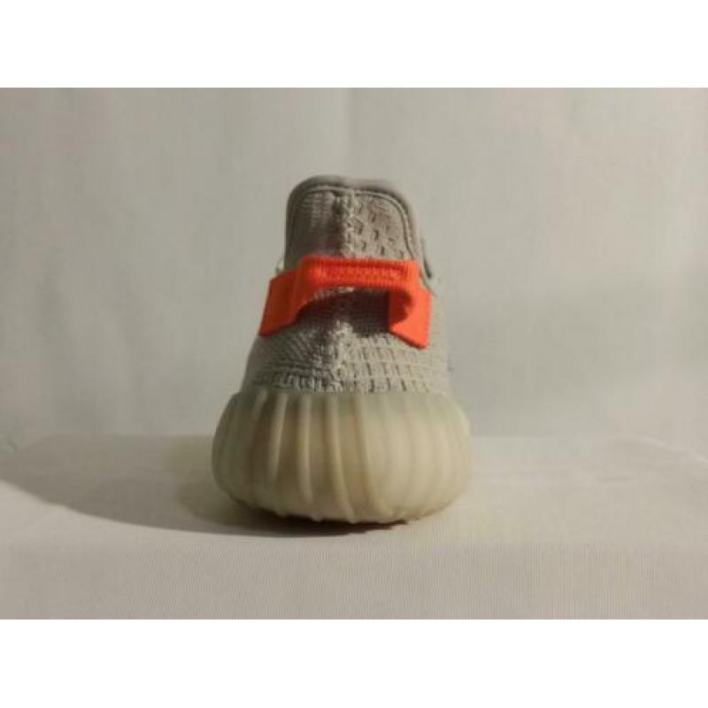 Yeezy Boost 350 V2 Tail Light maat 46 2/3