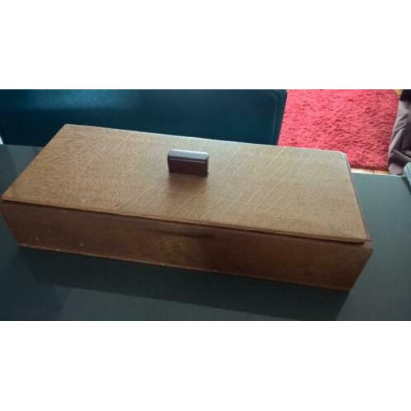 sieradendoosje hout met bewerkte klep houtsnijwerk