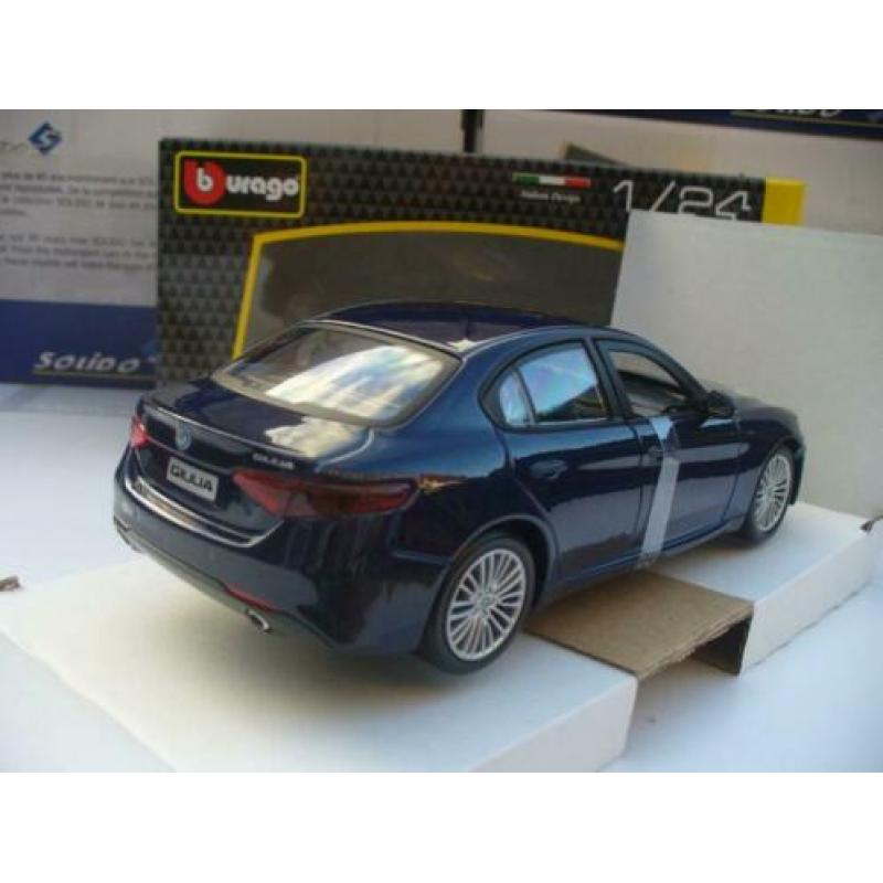 Bburago 1/24 Alfa Romeo Giulia Blauw