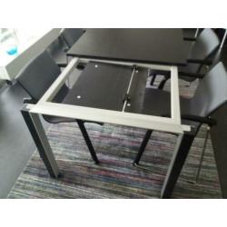eettafel (Leolux) met 4 stoelen (Thonet A320)