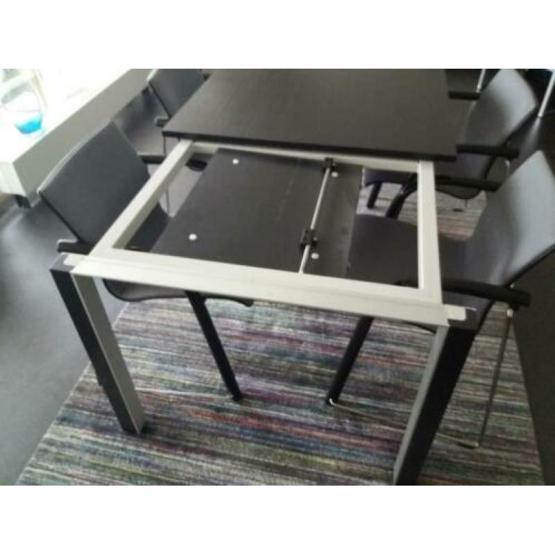 eettafel (Leolux) met 4 stoelen (Thonet A320)