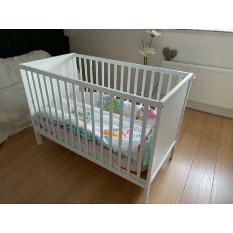 Te koop; zo goed als nieuw ledikant inclusief (merk)matras