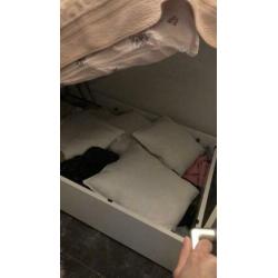 Tweepersoonsbed met opbergruimte