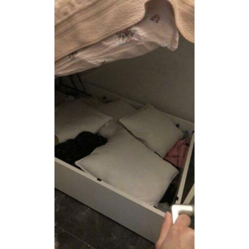 Tweepersoonsbed met opbergruimte