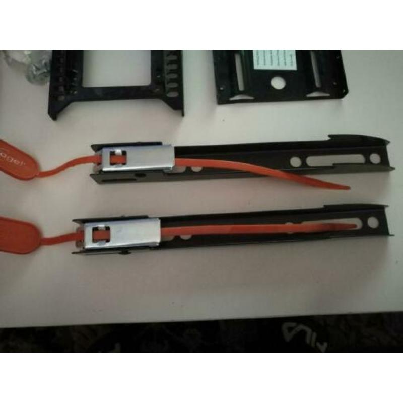 Vogel's Muurbeugelbevestiging + 2 SSD Brackets + HDMI Kabel