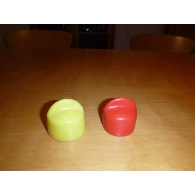 Twee vintage doppen voor op fles retro, rood en geel