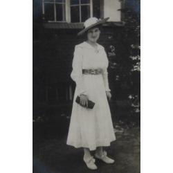 Antieke fotokaart W2 - Dame in zomerjapon met hoed.