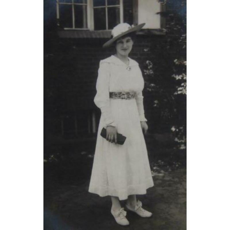 Antieke fotokaart W2 - Dame in zomerjapon met hoed.