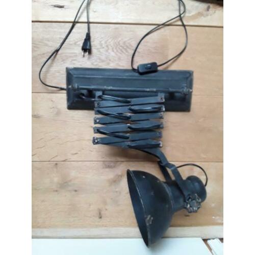 Oude lamp met schaar mechanisme