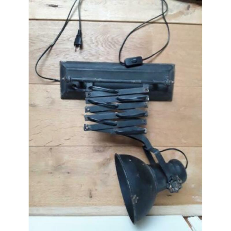 Oude lamp met schaar mechanisme