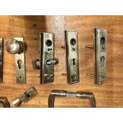 7 + 1 deurschilden - messing + 2 klinken + 1 knopcilinder.