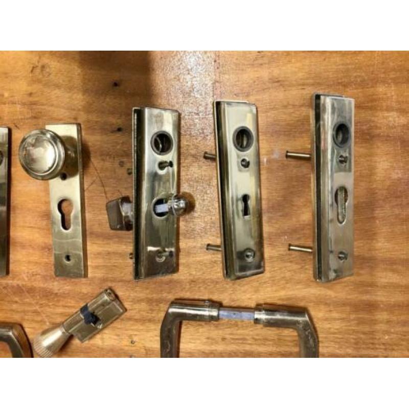 7 + 1 deurschilden - messing + 2 klinken + 1 knopcilinder.