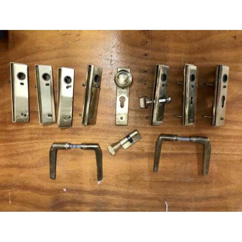 7 + 1 deurschilden - messing + 2 klinken + 1 knopcilinder.
