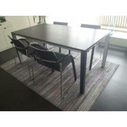 eettafel (Leolux) met 4 stoelen (Thonet A320)