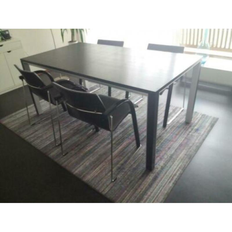 eettafel (Leolux) met 4 stoelen (Thonet A320)