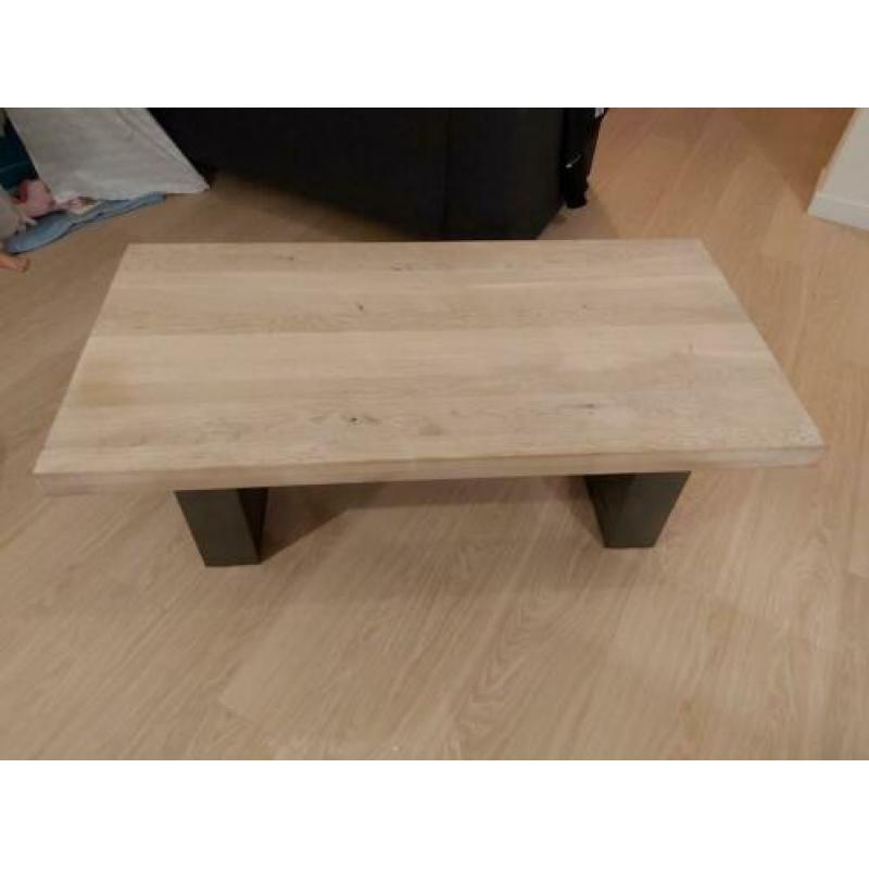 Blankeiken salontafel met stalen poten. L140xb70 h45