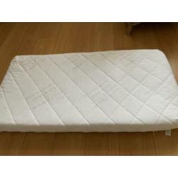 Te koop; zo goed als nieuw ledikant inclusief (merk)matras