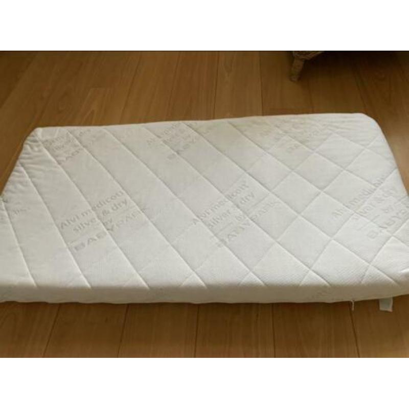 Te koop; zo goed als nieuw ledikant inclusief (merk)matras