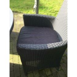 Te koop rond tafelblad van basalt en 4 stoelen /kussens
