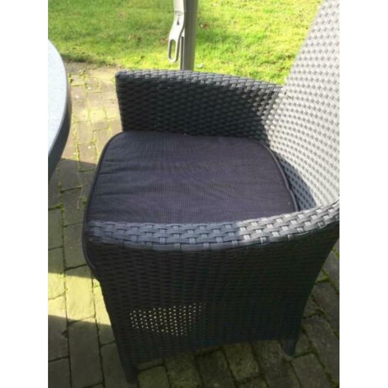 Te koop rond tafelblad van basalt en 4 stoelen /kussens