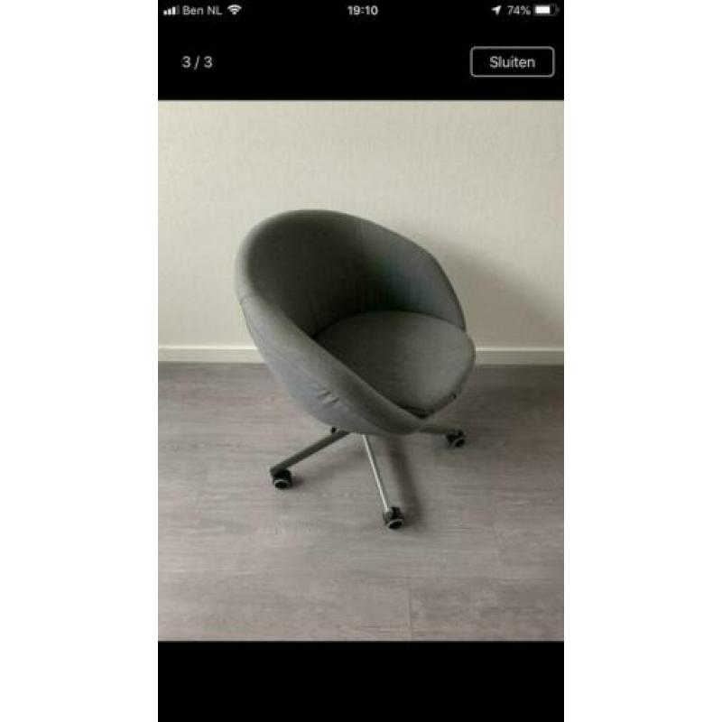 Grijze bureaustoel van Ikea. In hoogte verstelbaar.