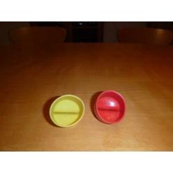 Twee vintage doppen voor op fles retro, rood en geel