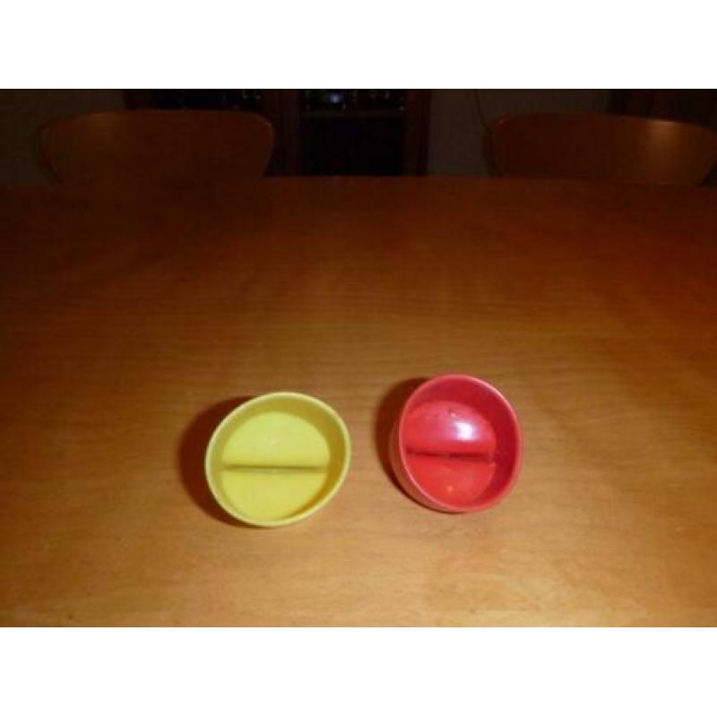 Twee vintage doppen voor op fles retro, rood en geel