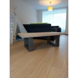 Blankeiken salontafel met stalen poten. L140xb70 h45