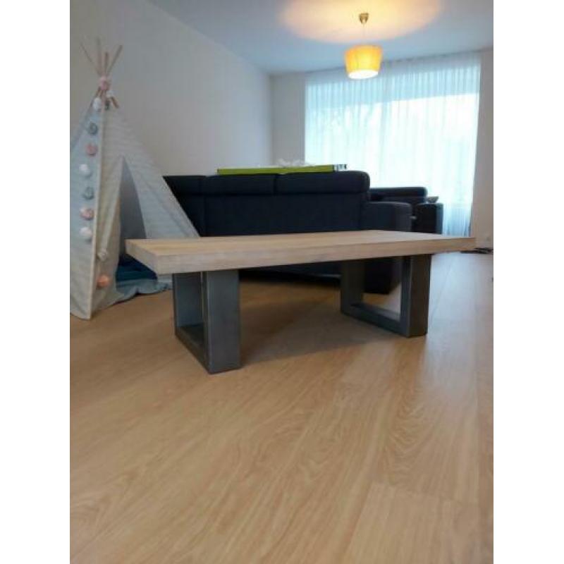 Blankeiken salontafel met stalen poten. L140xb70 h45