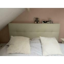 Zgan 2 jaar oude boxspring 1.40x2.00 m. Wit