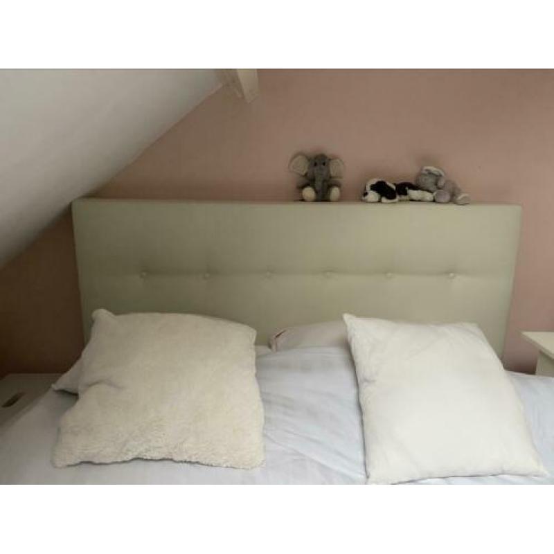 Zgan 2 jaar oude boxspring 1.40x2.00 m. Wit