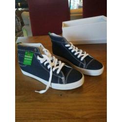 Nieuwe basketbal sneakers van Heineken Mt 42 valt als 41