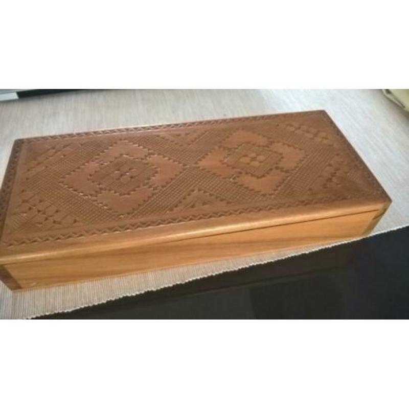 sieradendoosje hout met bewerkte klep houtsnijwerk