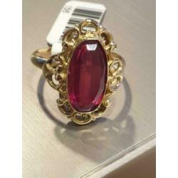 Mooie 14 karaat gouden ring met gefacetteerde rode steen.