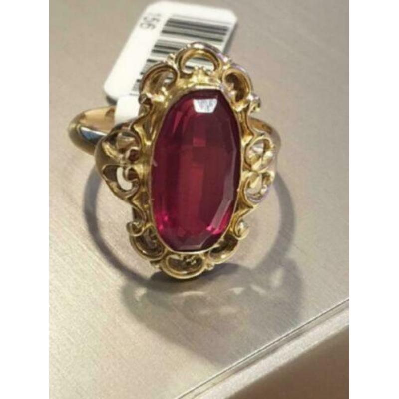 Mooie 14 karaat gouden ring met gefacetteerde rode steen.
