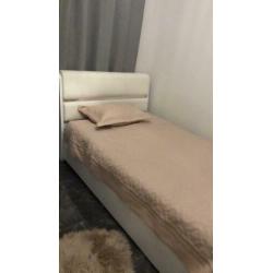 Tweepersoonsbed met opbergruimte