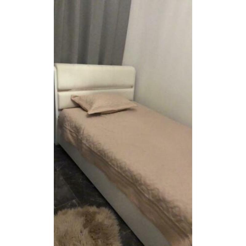 Tweepersoonsbed met opbergruimte