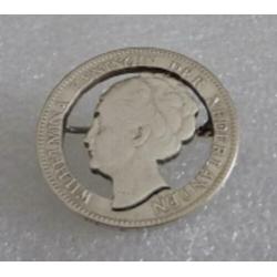 Koningin Wilhelmina-Munt (broche) uit zilveren gulden »1923«