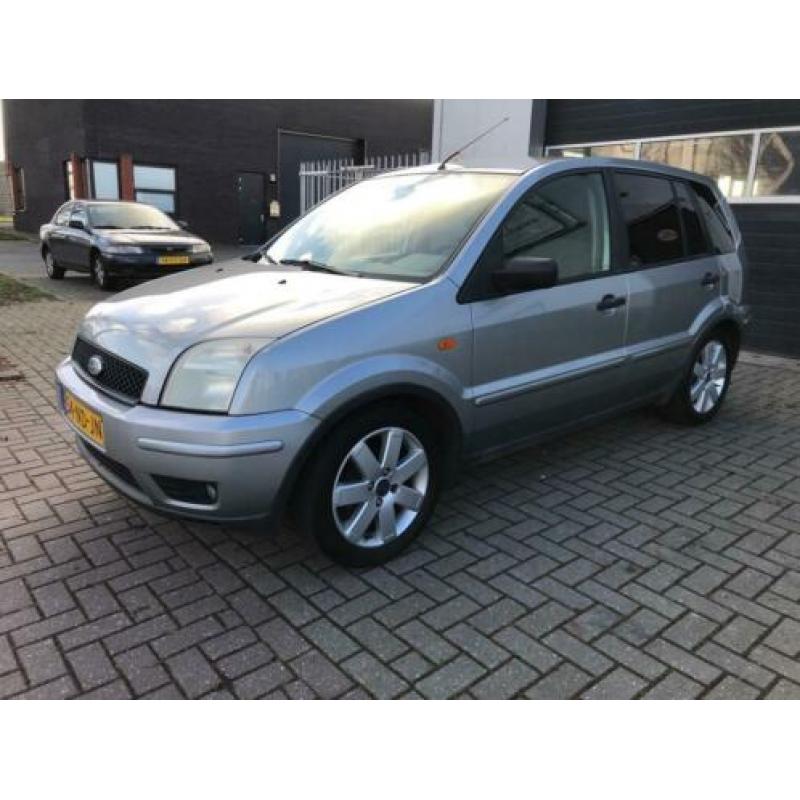 Ford Fusion + Met lichte schade! APK:12- 1.6-16V Fusion+