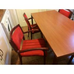 tafels en stoelen