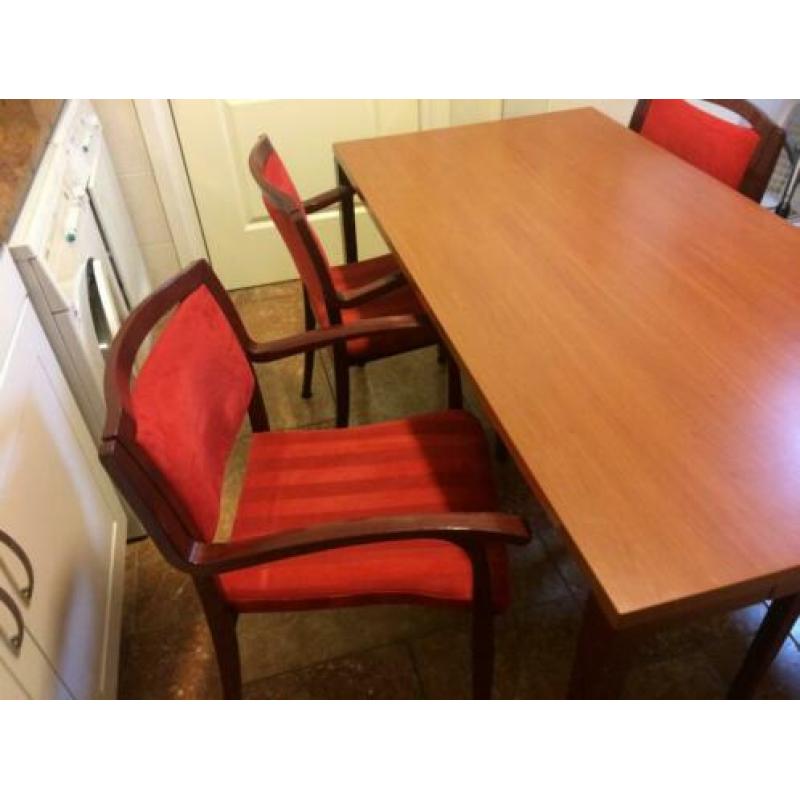 tafels en stoelen