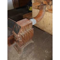 Heel klein gietijzeren hout kacheltje