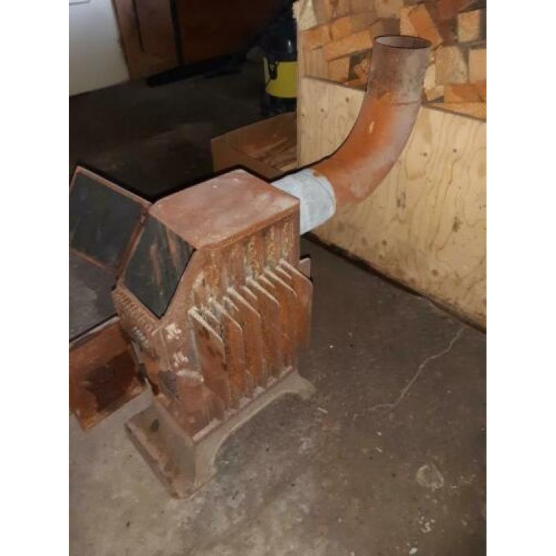 Heel klein gietijzeren hout kacheltje