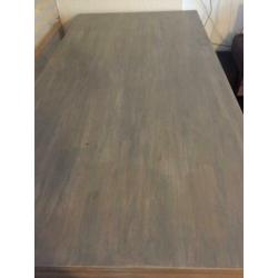 Gratis tafel met 3 stoelen