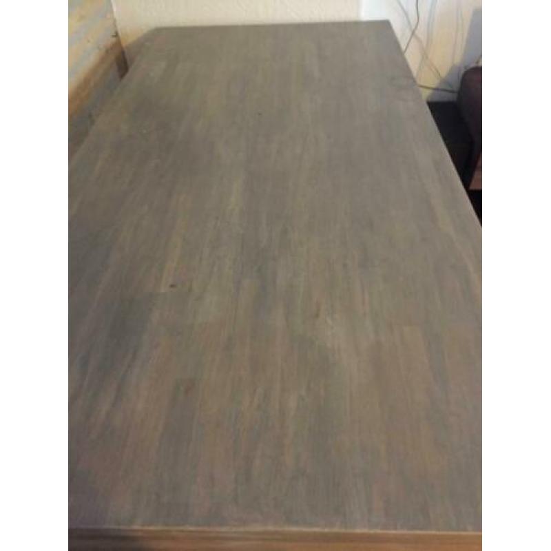 Gratis tafel met 3 stoelen
