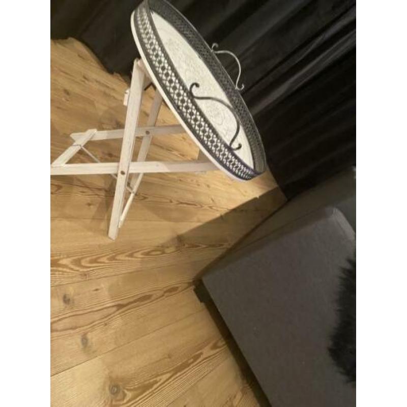 Arabische witte bijzet tafel